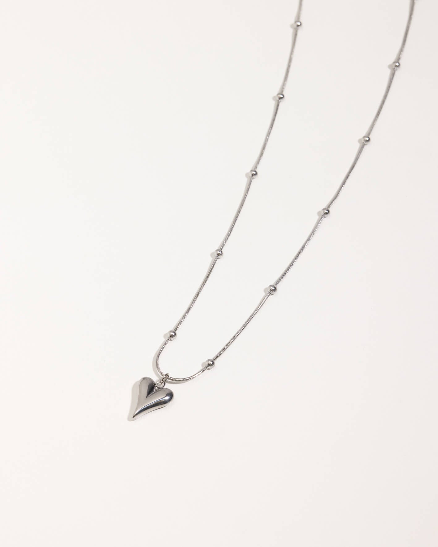 Ketting met bolletjes en hart