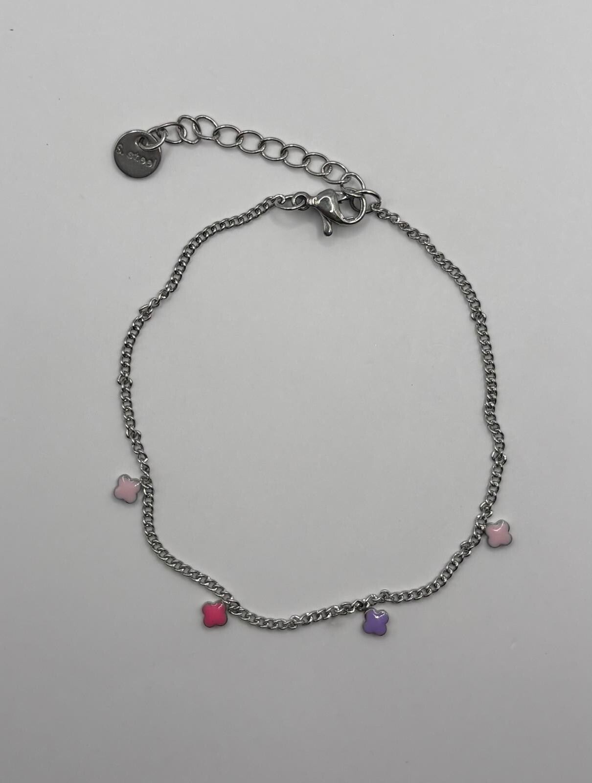 Armbandje met gekleurde klavertjes