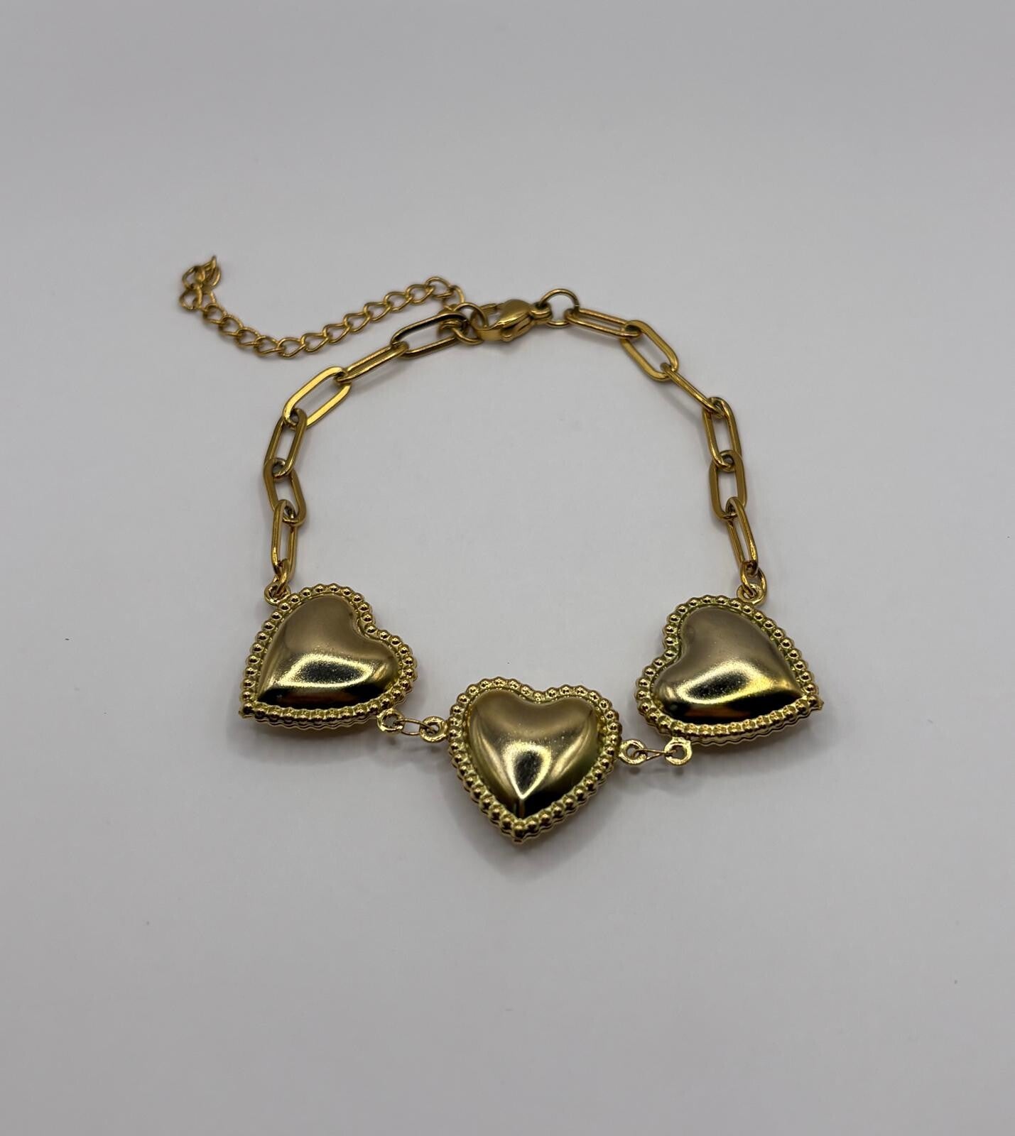 Armbandje met grote hartjes