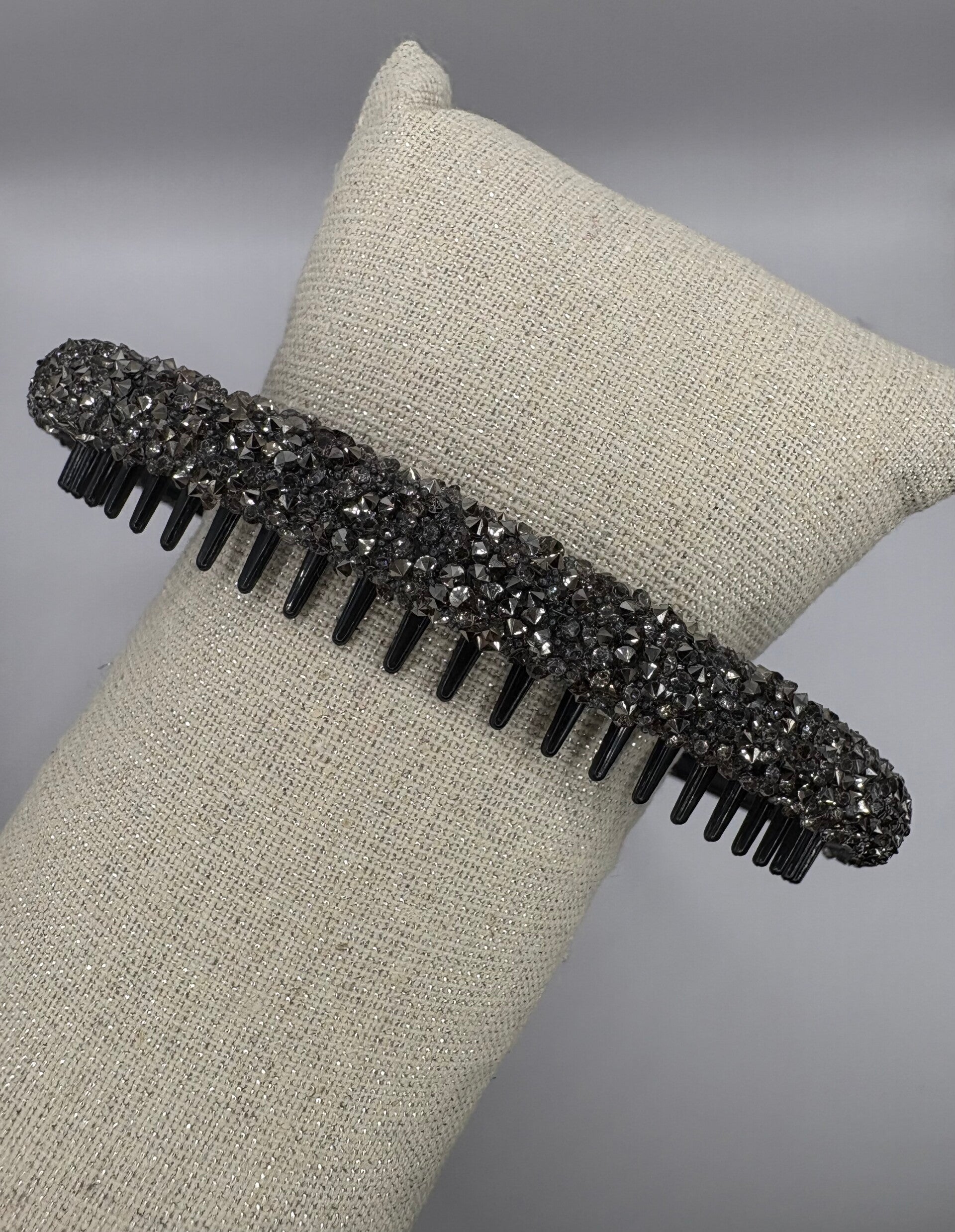 Haarband met steentjes donker zilver