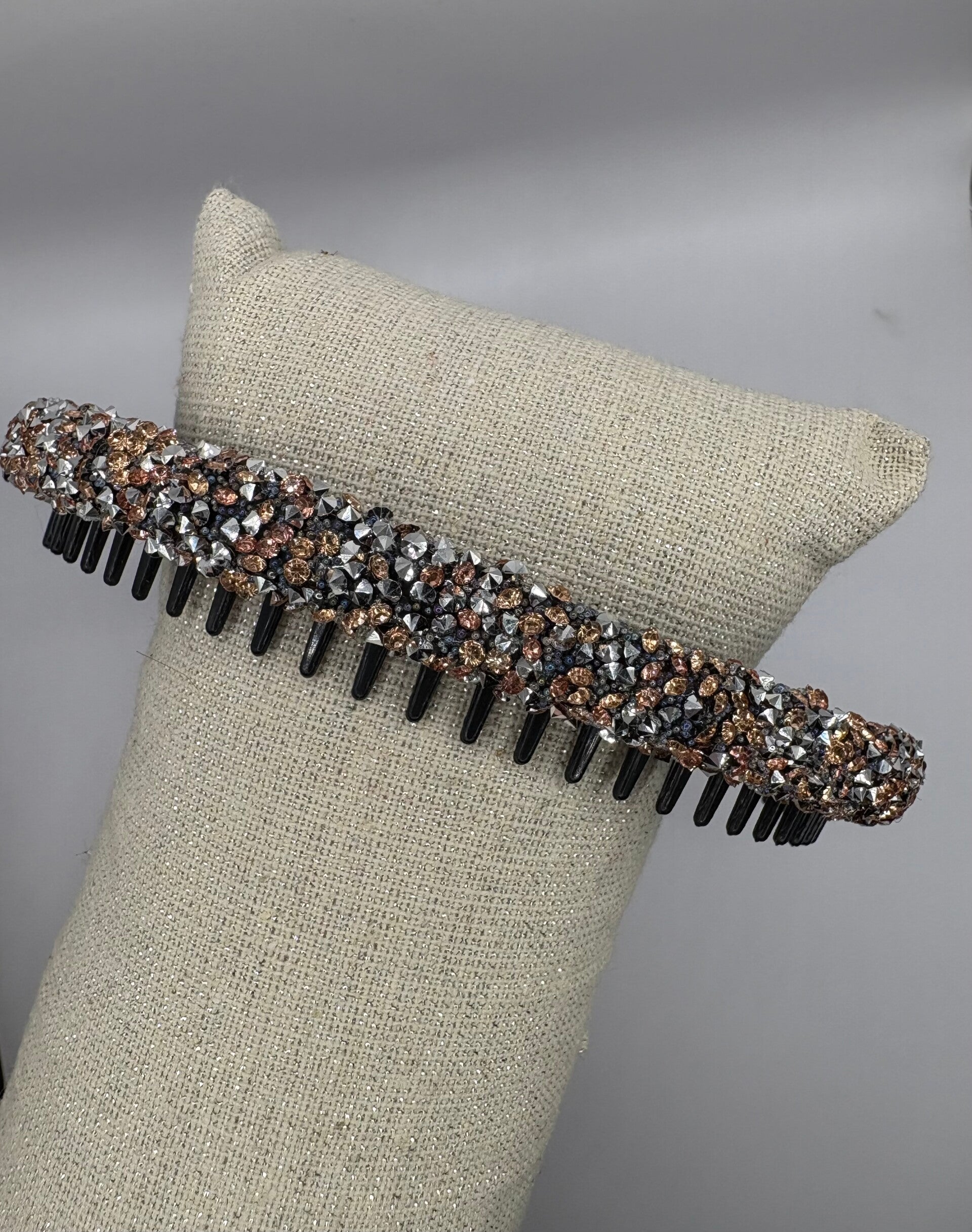 Haarband met steentjes zalm roze en zilver