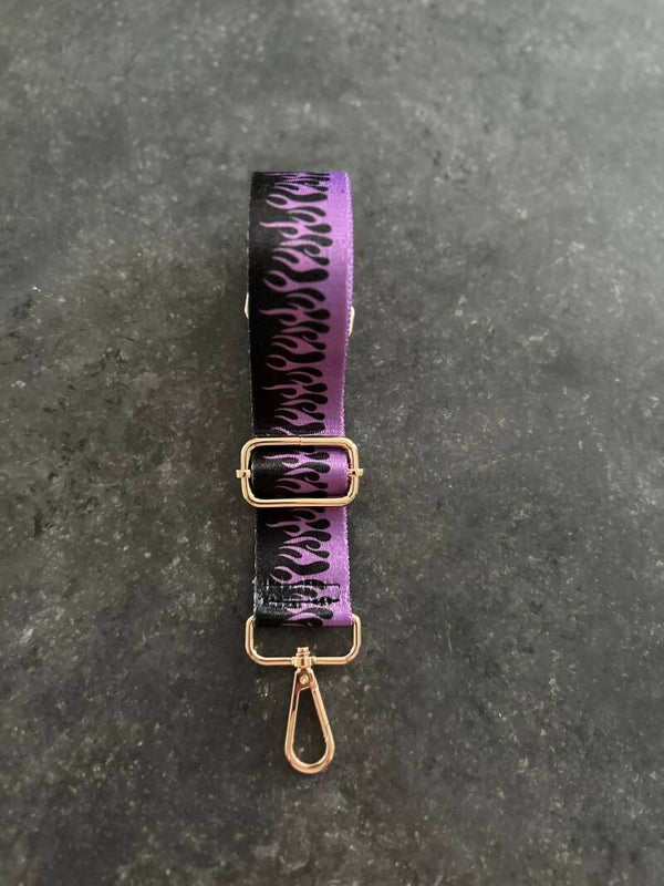 Bag strap / Tassenriem paars met zwart vlammen