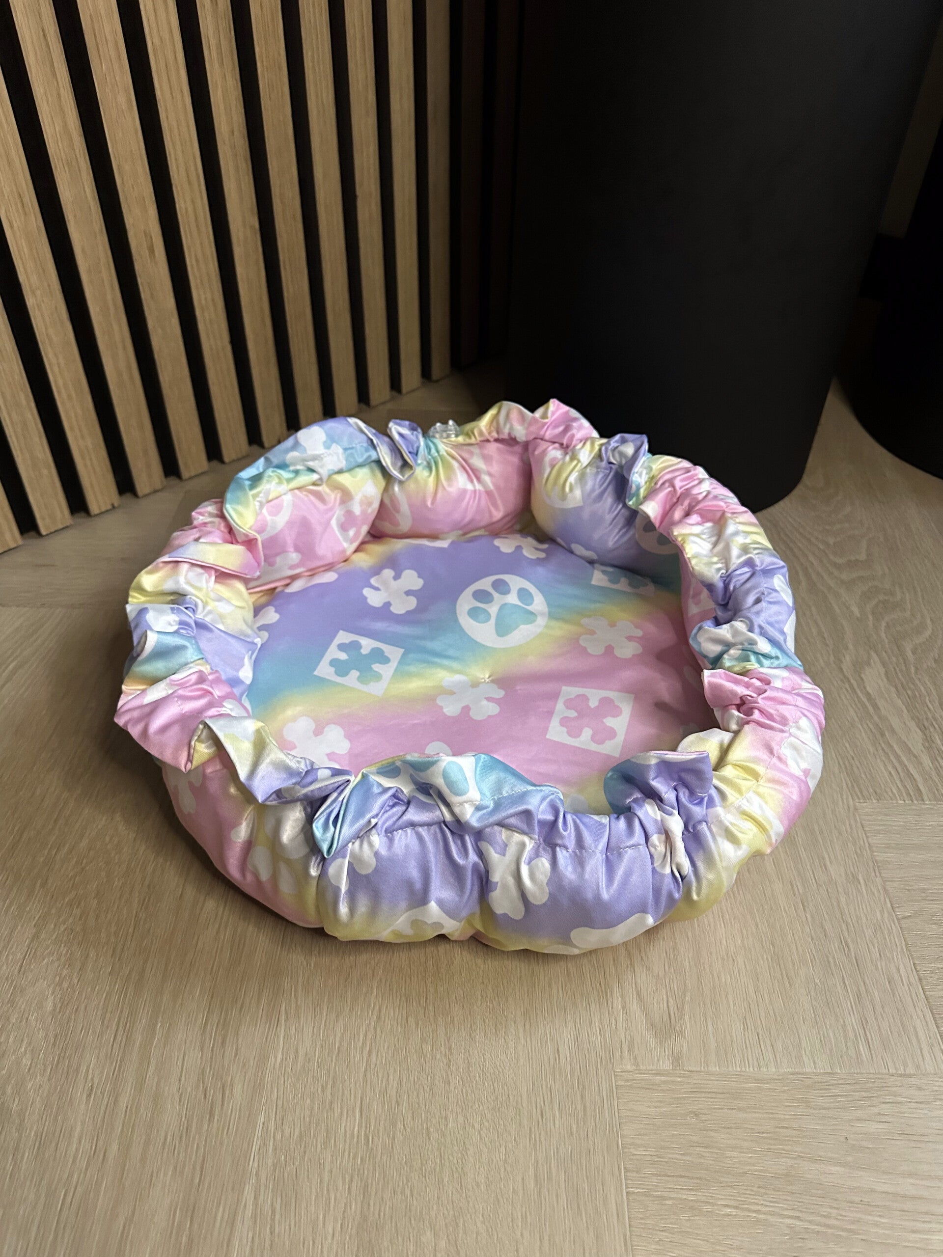 Mandje + kleedje regenboog