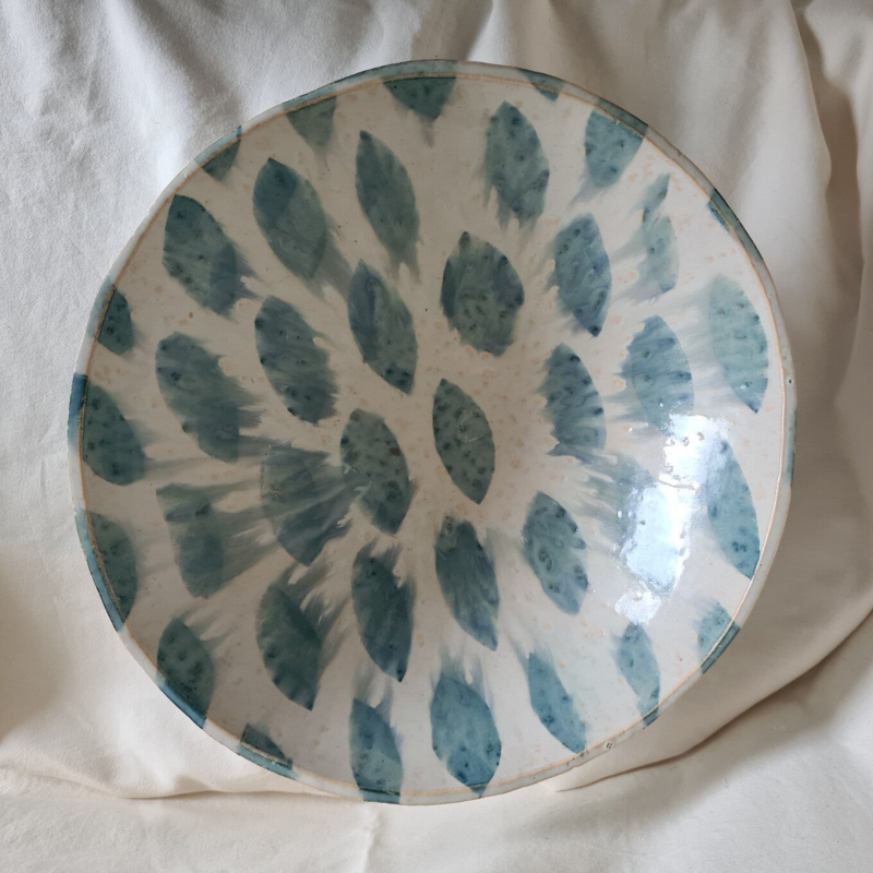 bijzonder kunstig decoratieve diepe schaal van zwart keramiek met slangenhuidglazuur in wit