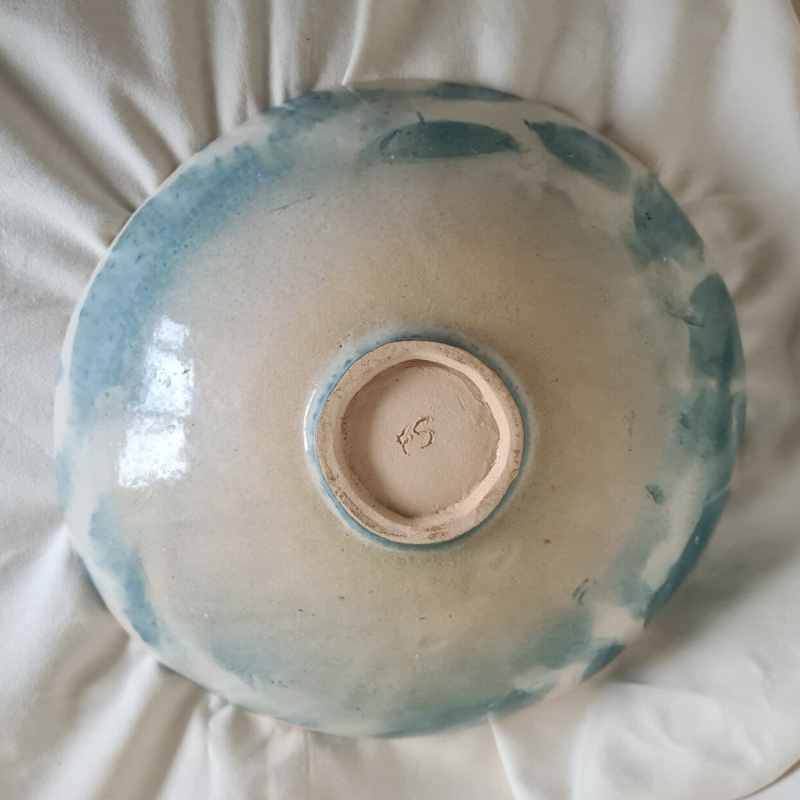 decoratieve diepe keramische  schaal van zwart keramiek met slangenhuidglazuur in wit