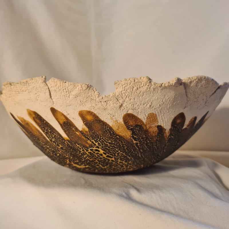 decoratieve diepe keramische schaal van keramiek met slangenhuid glazuur in beige en bruin 