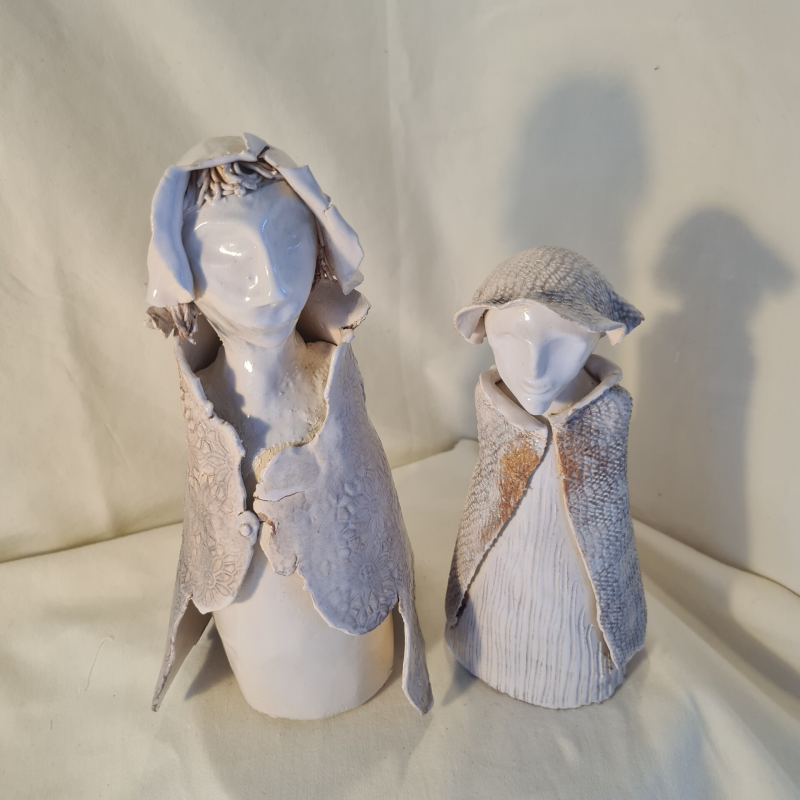 beeld monniken van keramiek