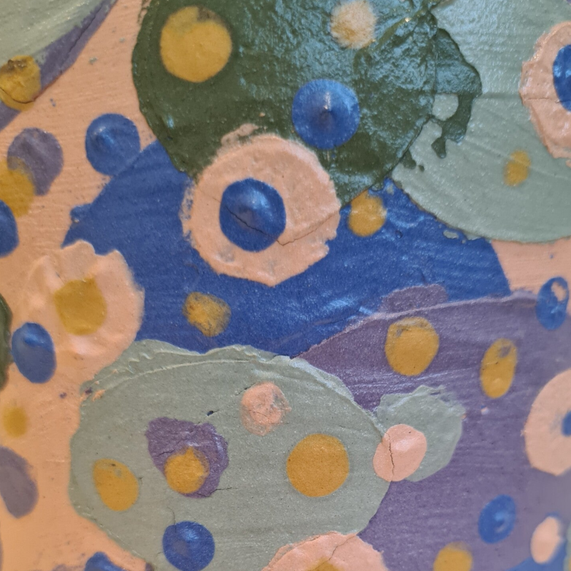 Vaas met motief van gekleurde blaadjes 