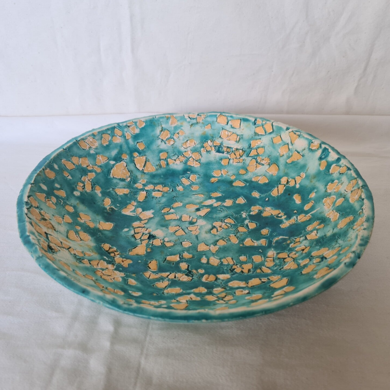 platte keramische schaal ingelegd met veschillende kleuren klei