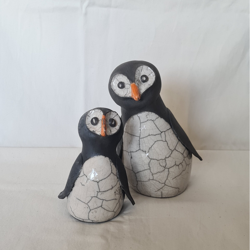 bijzonder kunstig keramisch beeld pinguins in zwart rood en geel