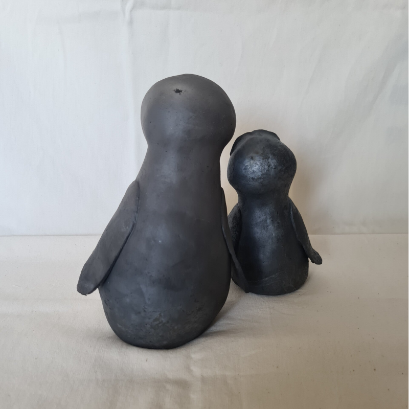 beeld pinguins in zwart rood en geel