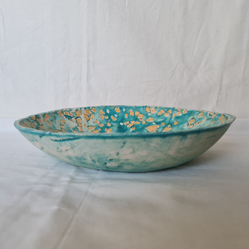 bijzonder kunstig decoratieve platte schaal ingelegd met veschillende kleuren klei