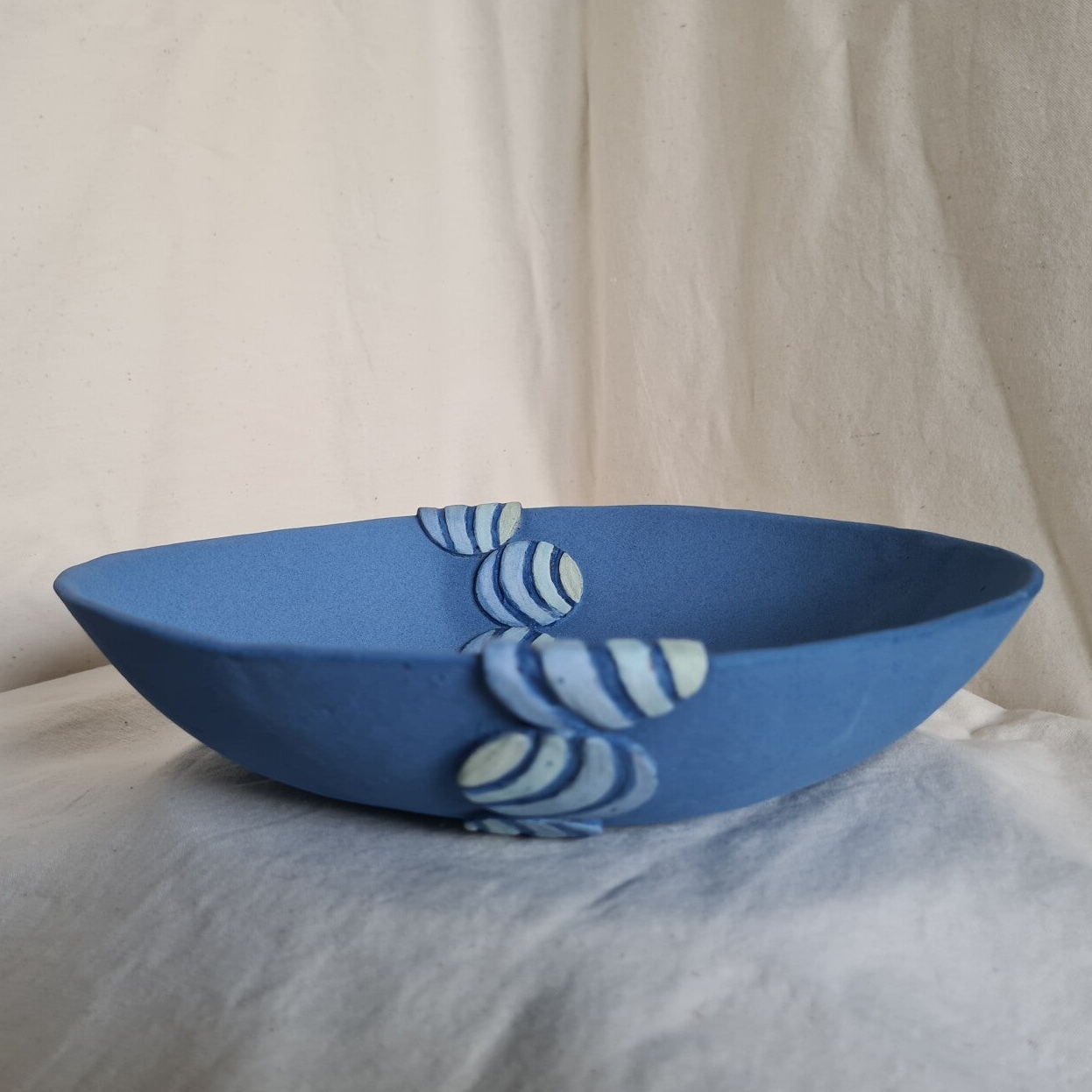 schaal van keramiek blauwe cirkels