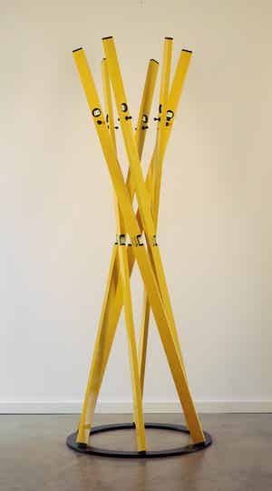 Ausgefallene gelbe Design Garderobe / array
