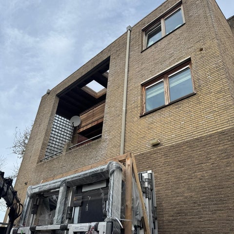 Gevel vóór renovatie tijdens voorbereidende werkzaamheden