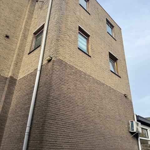 Gevel vóór renovatie met oude ramen