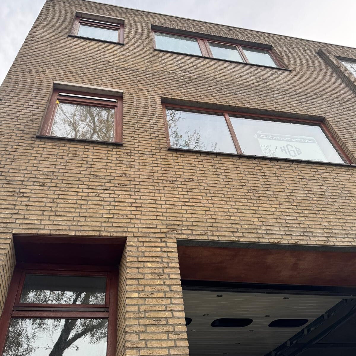 Gevel met oude ramen vóór renovatie