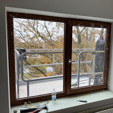 Oude ramen en kozijnen vóór renovatie