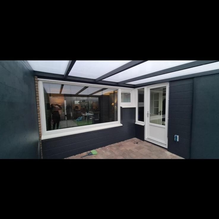 Aanbouw met strakke gevelpanelen