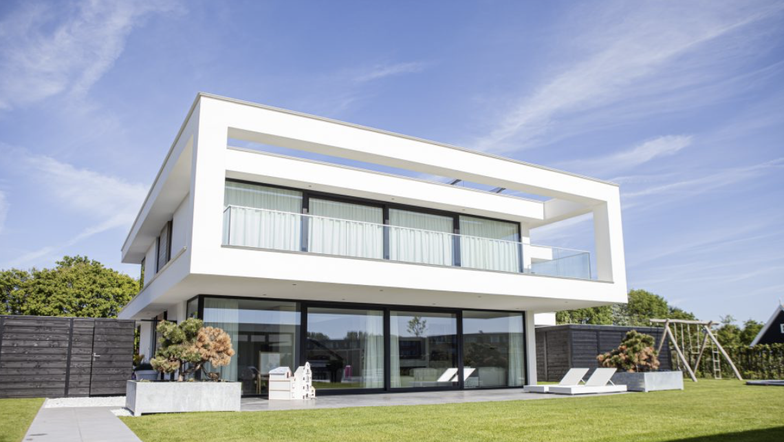 Woning met meerdere kunststof kozijnen door DKGE