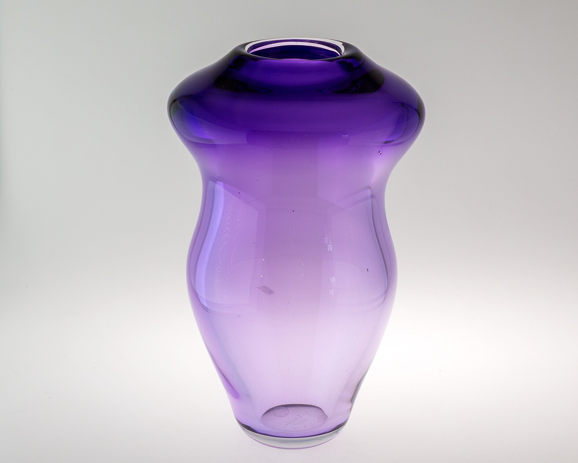 Paarse Vaas ( 21 cm ) van Selma Hamstra