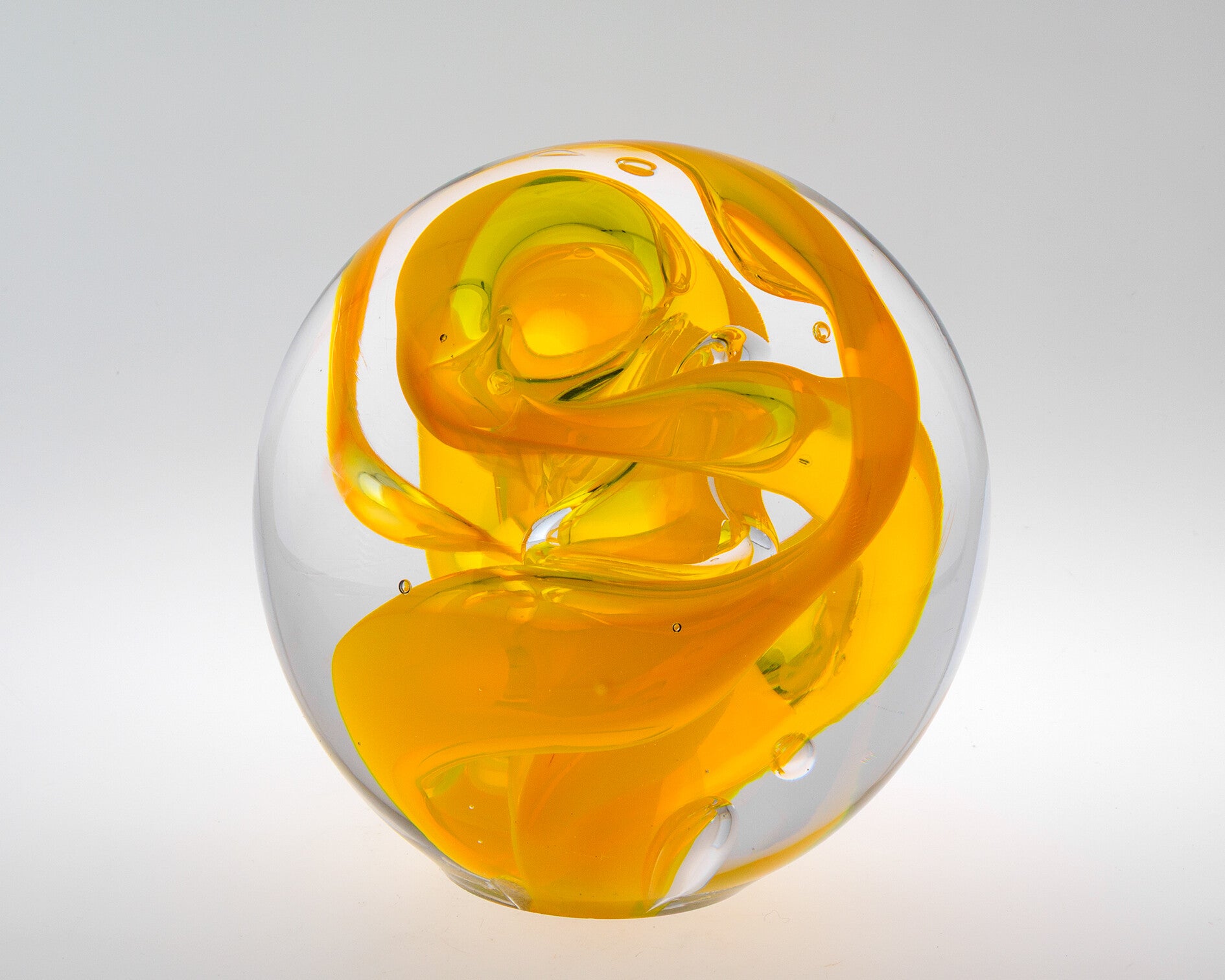 Bol met gele knoop ( 14cm ) Nationaal Glasmuseum