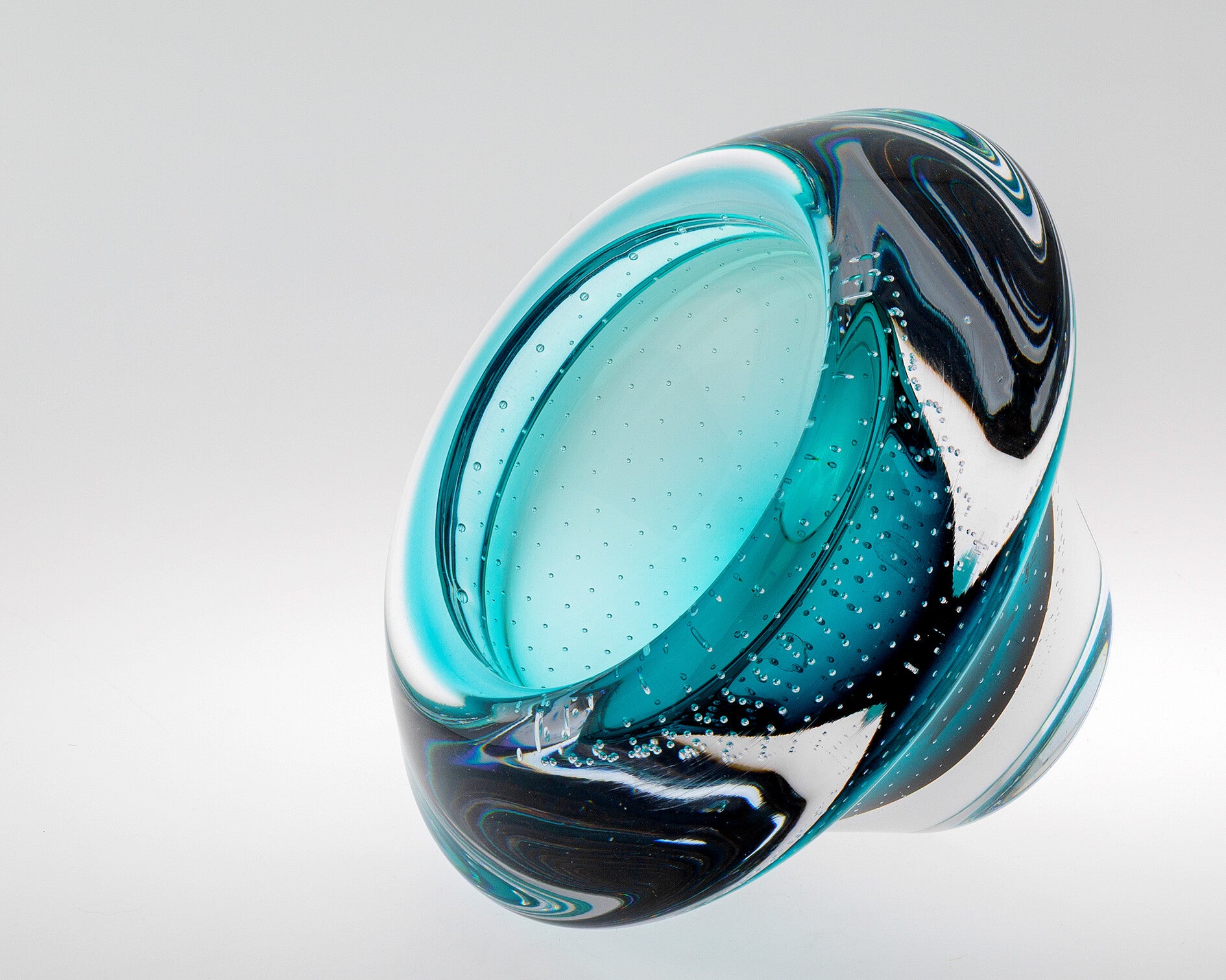 Groen schaaltje  ( 17 cm ) met spijkermotief - Nationaal Glasmuseum