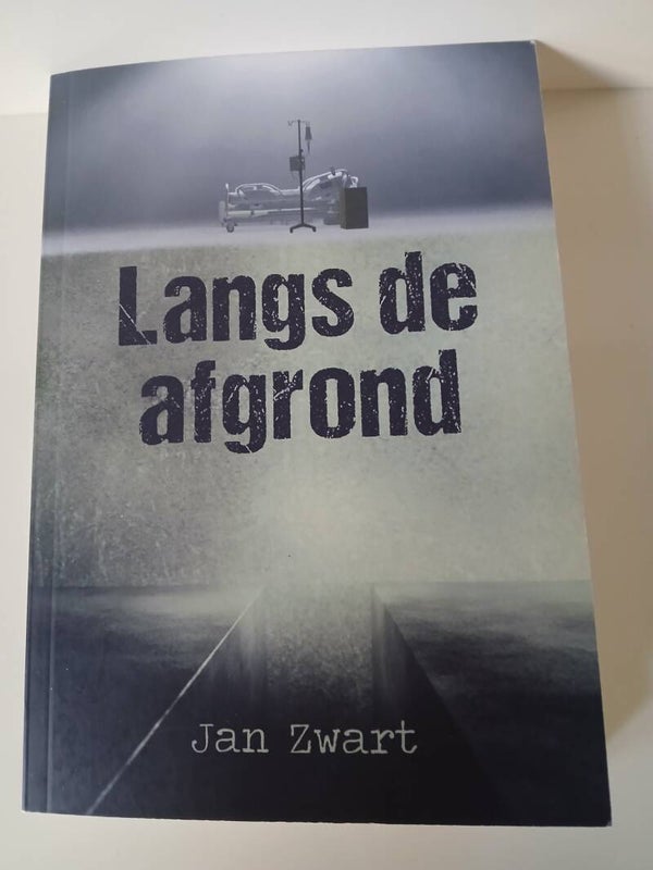 Nieuw Boek: Langs de afgrond. Schrijver: Jan Zwart