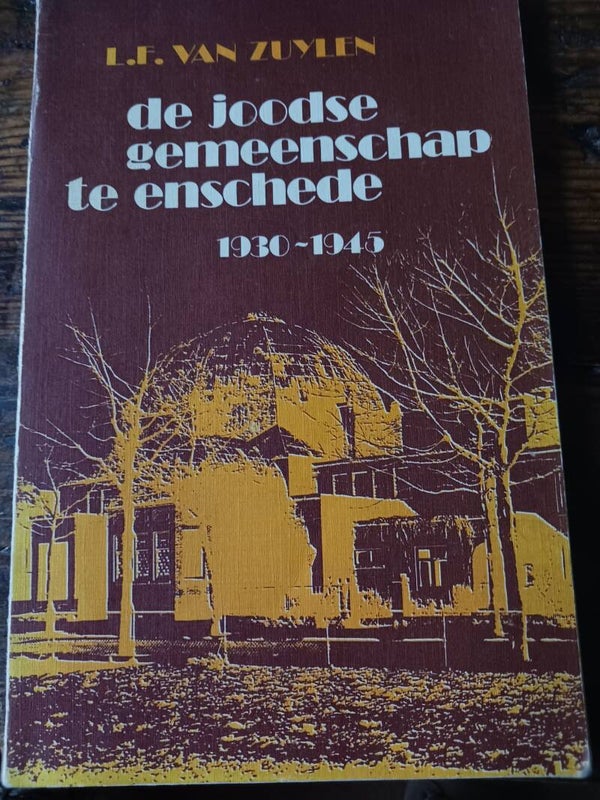 De Joodse gemeenschap te Enschede. 1930-1945. Schrijver; L.F.Zuylen