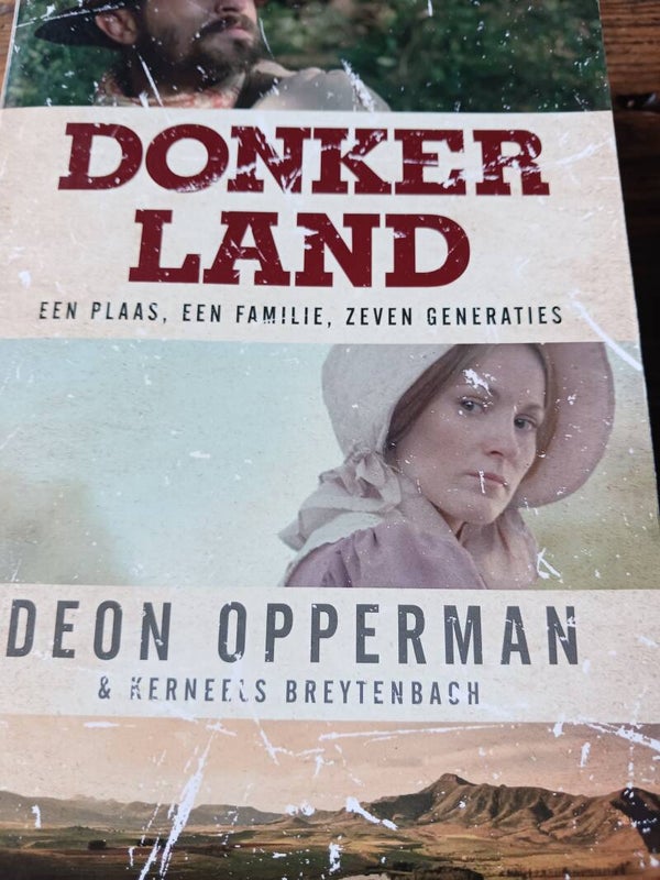 Donker land. een plaats, een fmilie, zeven generaties. Historische roman. Schrijver: Deon Opperman