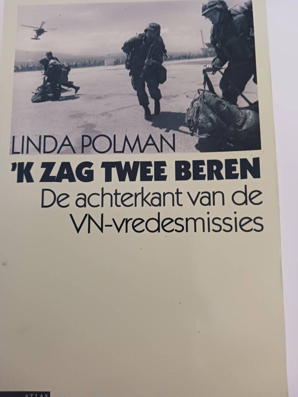 'K zag twee beren . De achterkant van de VN-vredesmissies. Schrijver: Linda Polman