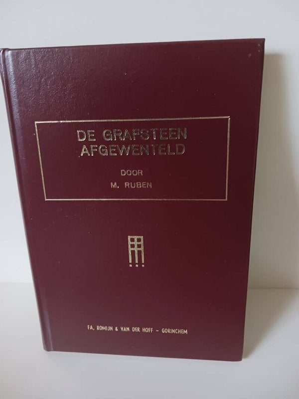 De grafsteenafgewented. Scrhijver: M.Ruben.