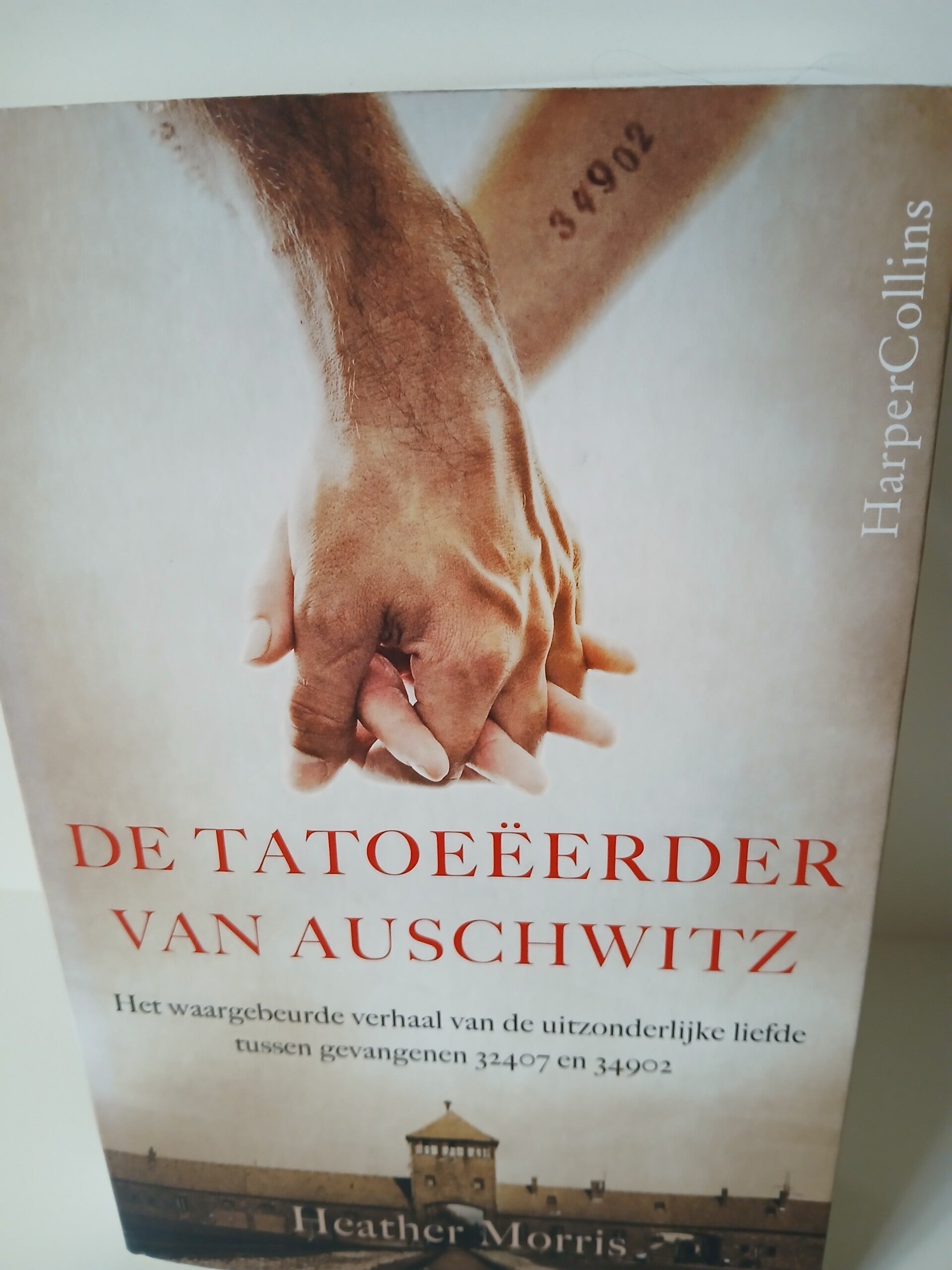 De tatoeerder van Auschwitz. Het waargebeurde verhaal van de uitznderlijke liefde tussen gevangenen 32407 en 34902. Schrijver: Heather Morris
