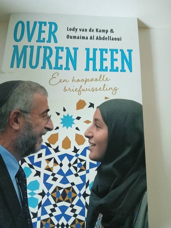 Over muren heen. Een hoopvolle briefwisseling. Schrijver: Lody van de Kamp & Oumaima Al Abellaoui