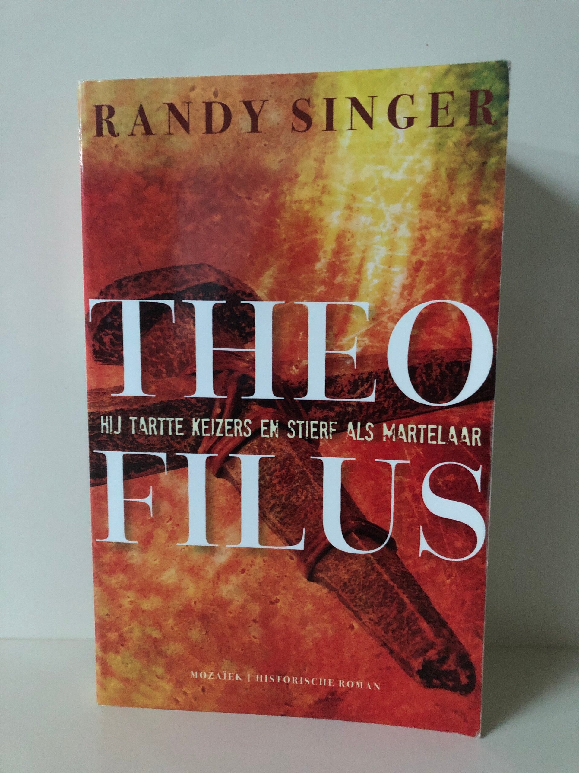 Historisch romanTheoflus. hij tartte keizers en stiref als een martelaar. Schrijver: Randy Singer