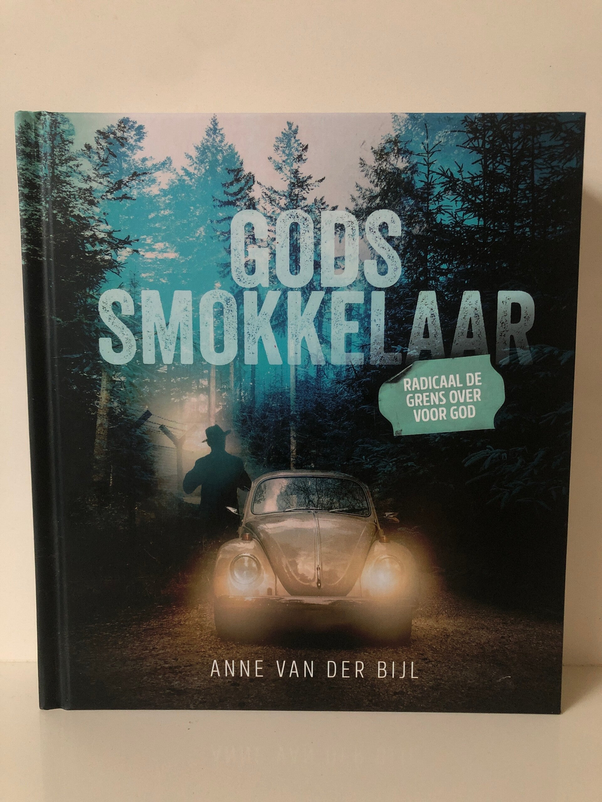 Gods smokkelaar. Radicaal de grens over voor God. Schrijver: Anne van der Bijl