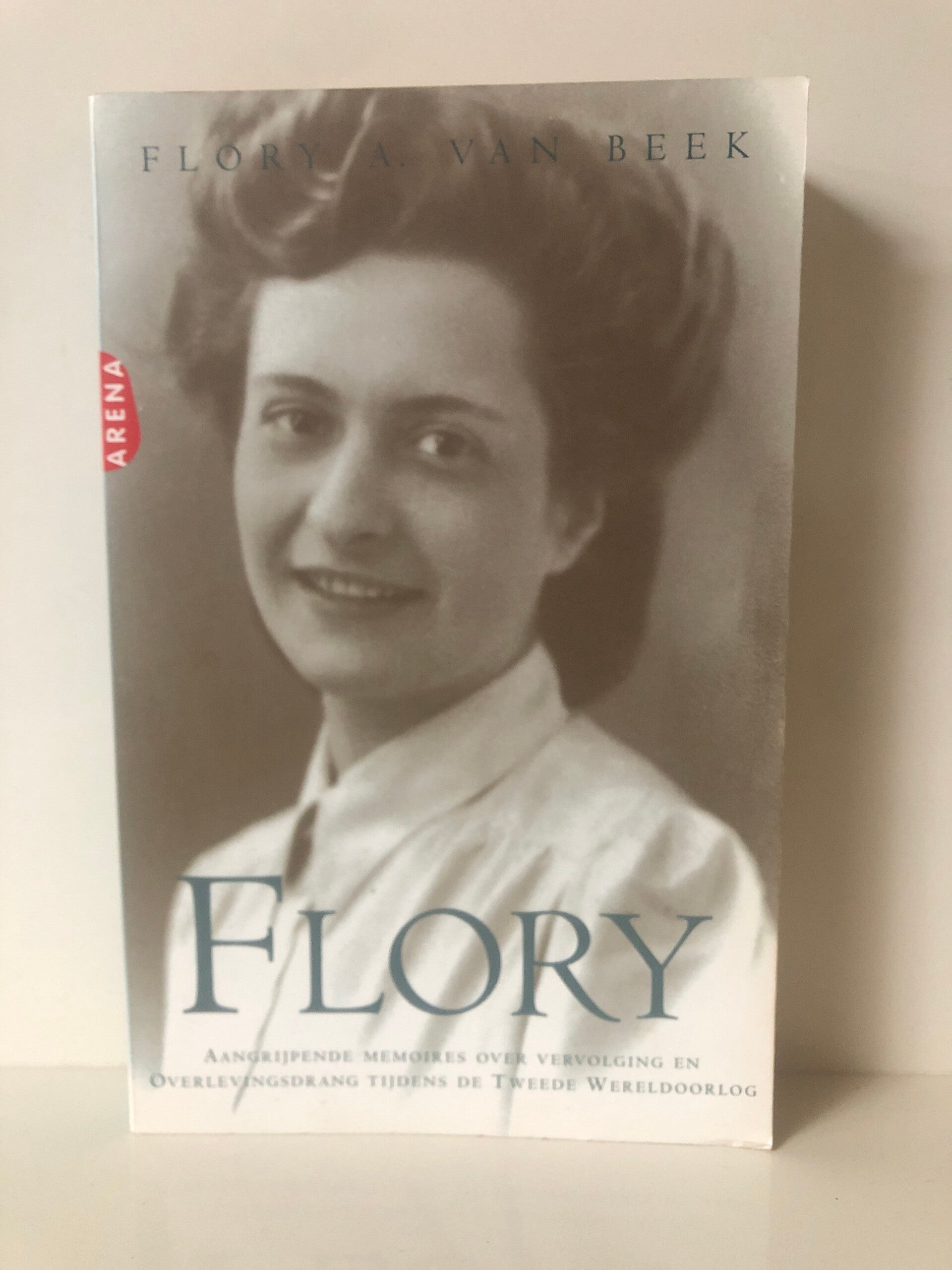 Flory. Aangrijpende memories over vervolging en overlevingsdrang tijdens de tweede wereldoorlopg. Flory a. van Beek