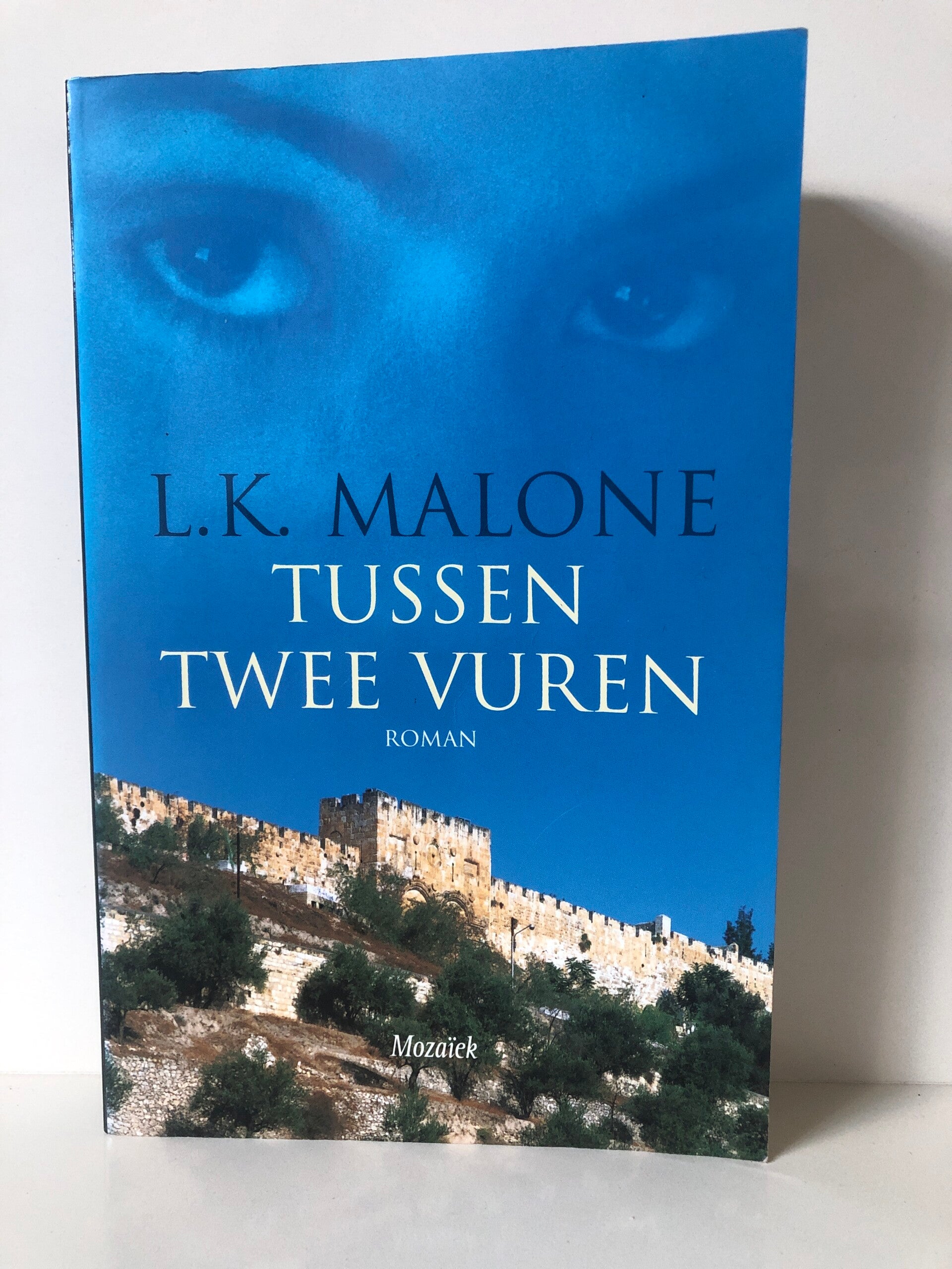 Tussen twee vuren. Schrijver: L.K.Malone