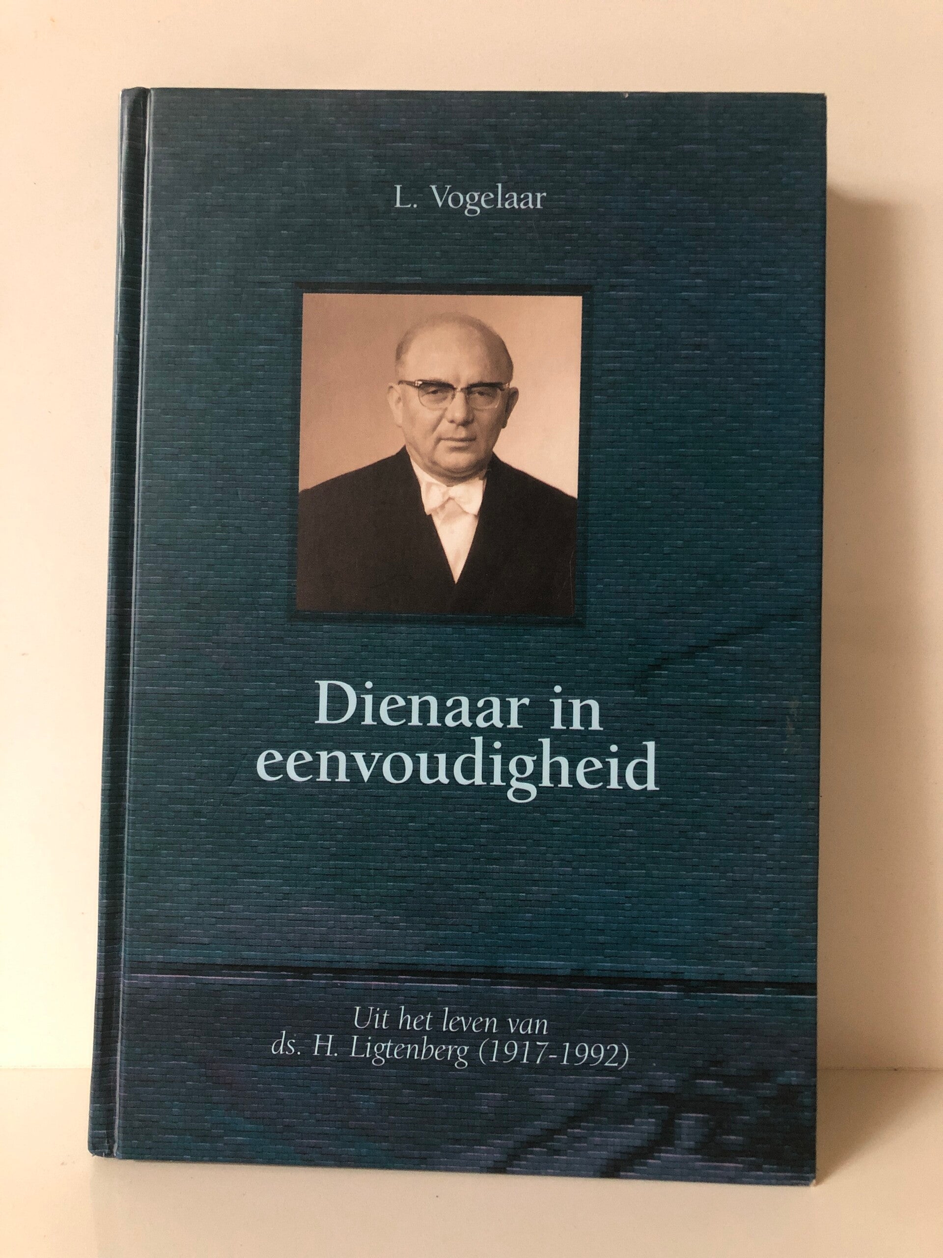 Dienaar in eenvoudigheid. Uit het leven van ds. H. Lightenberg (1917-1992). Schrijver: L.Vogelaar