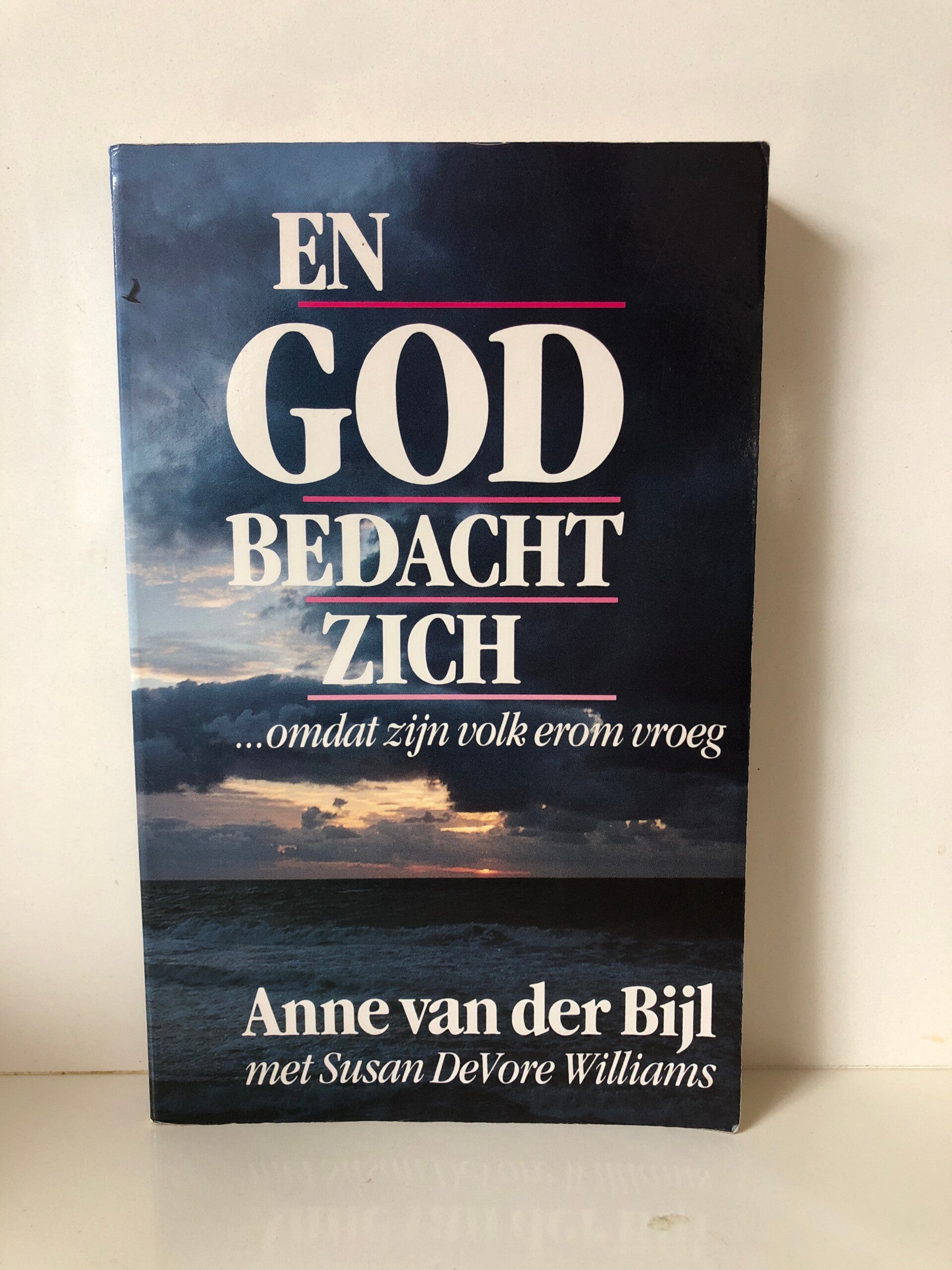 En God bedacht zich.... omdat zijn volk erom vroeg. Schrijver: Anne van der Bijl nmet Susan DeVore Williams.