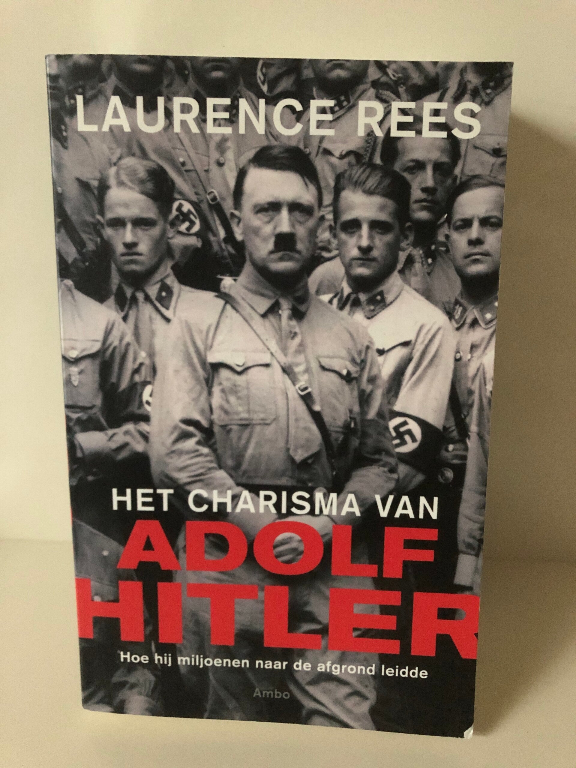Het charisma van Adolf Hitler. Hoe hij miljoenen naar de afgrond leidde. Schrijver: Laurence Rees.