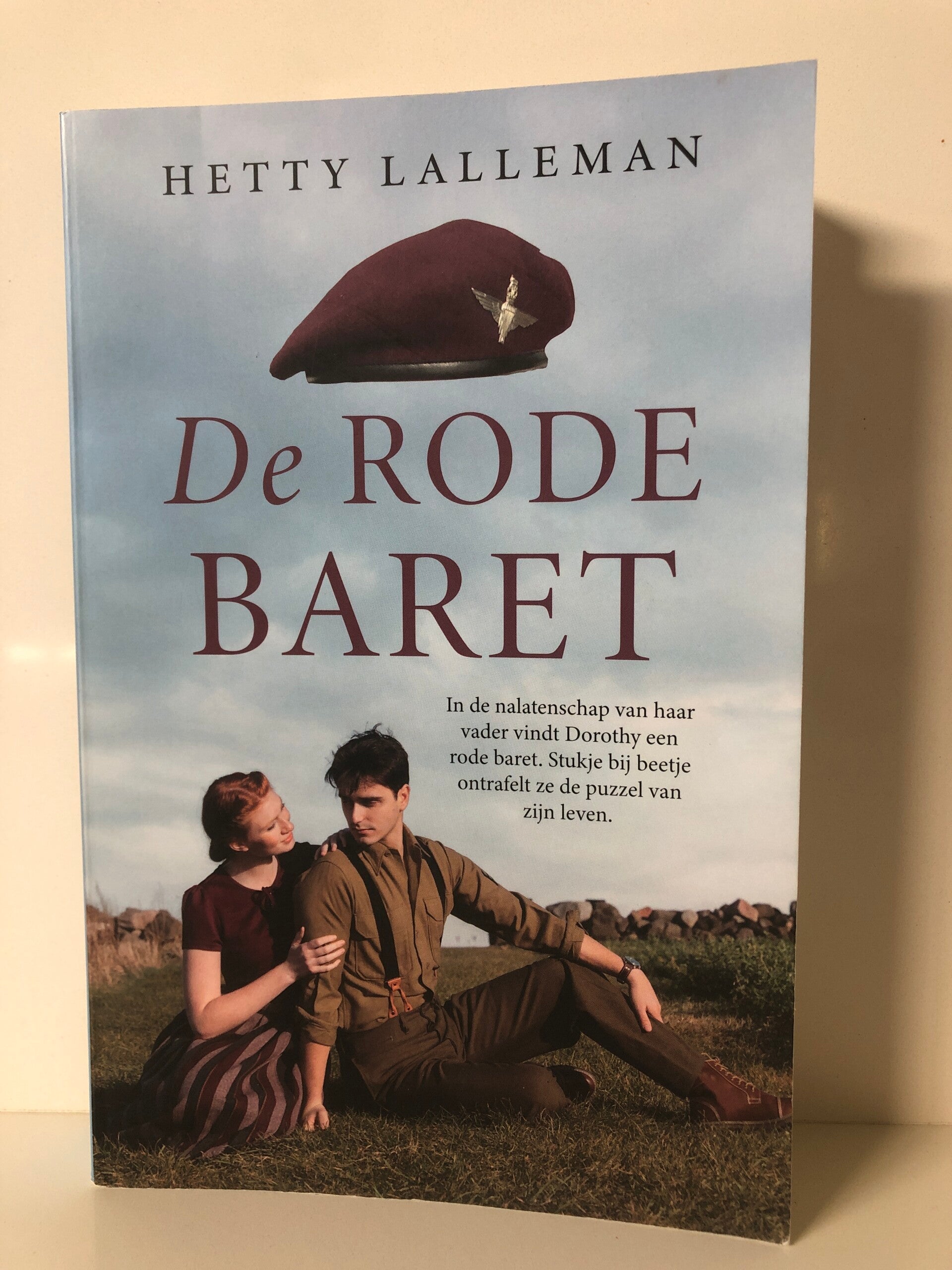 De rode baret. In nalatenschap van haar vader vindt Dorothy een rode baret. Schrijver: Hetty lalleman