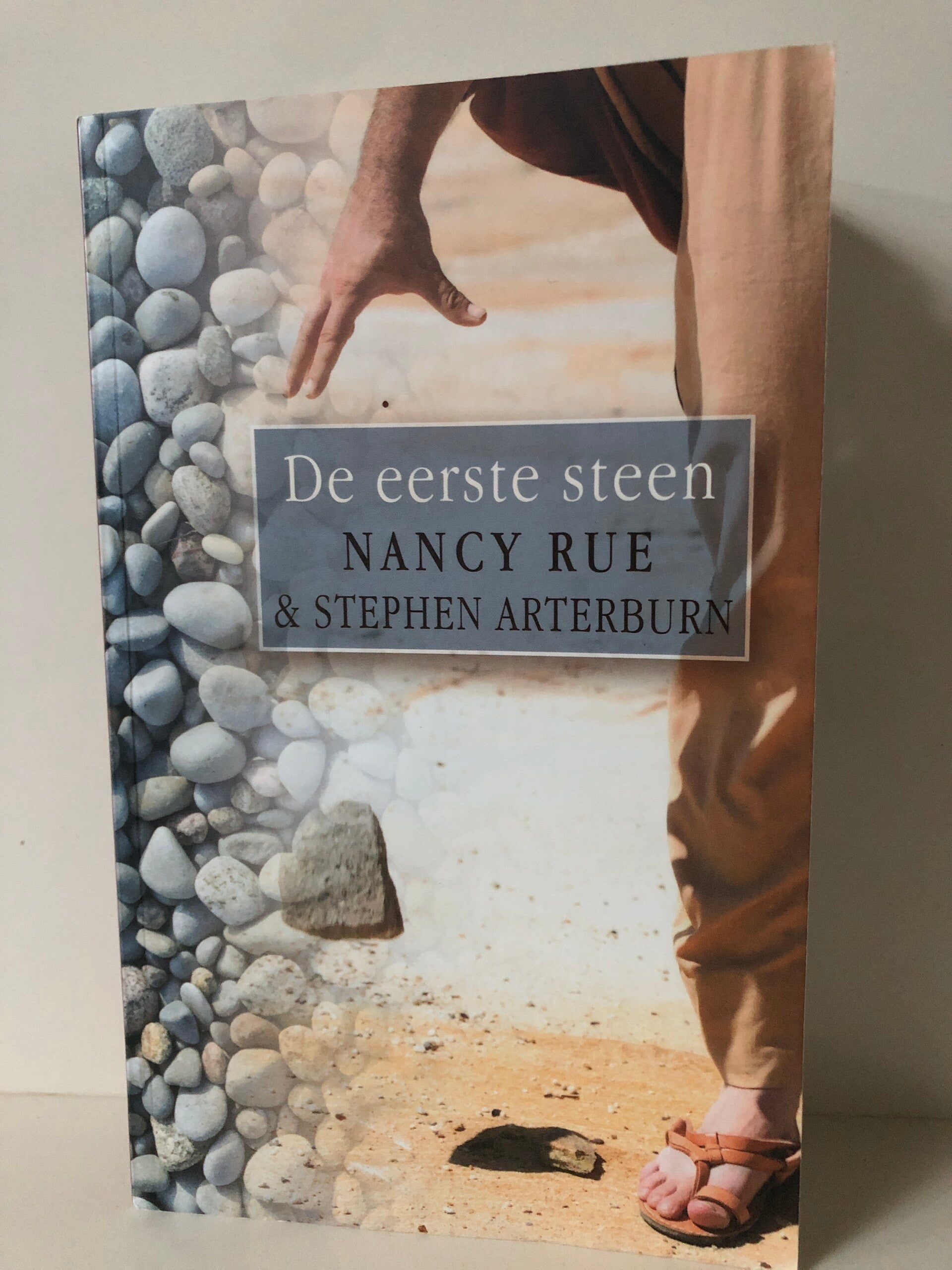 De eerste steen. Schrijver: nancy Rue & Stephen Arterburn