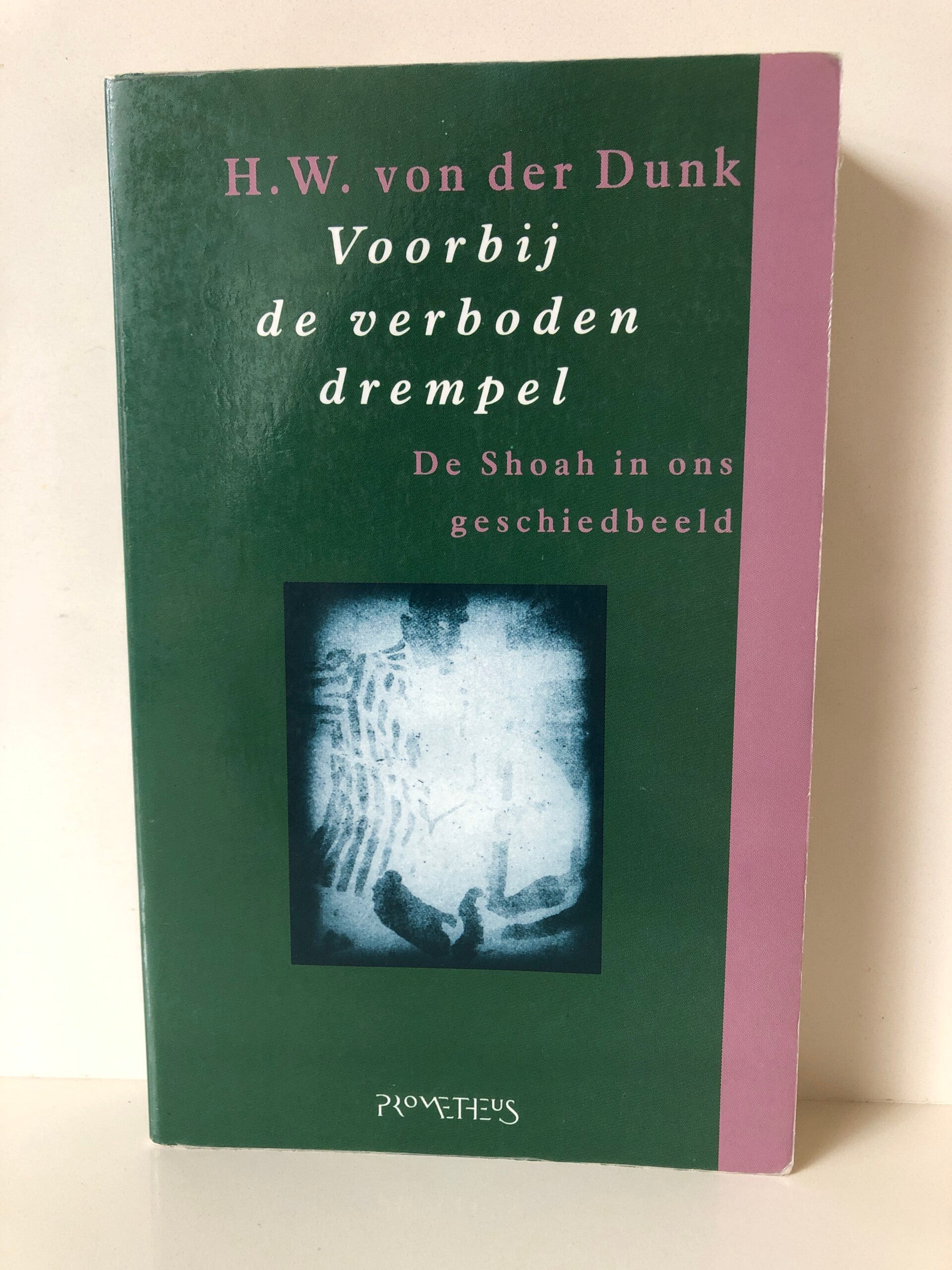 Vorbij de verboden dremppel. De Shoah in ons geschiedbeeld. Schrijver: H.W. von der Dunk.