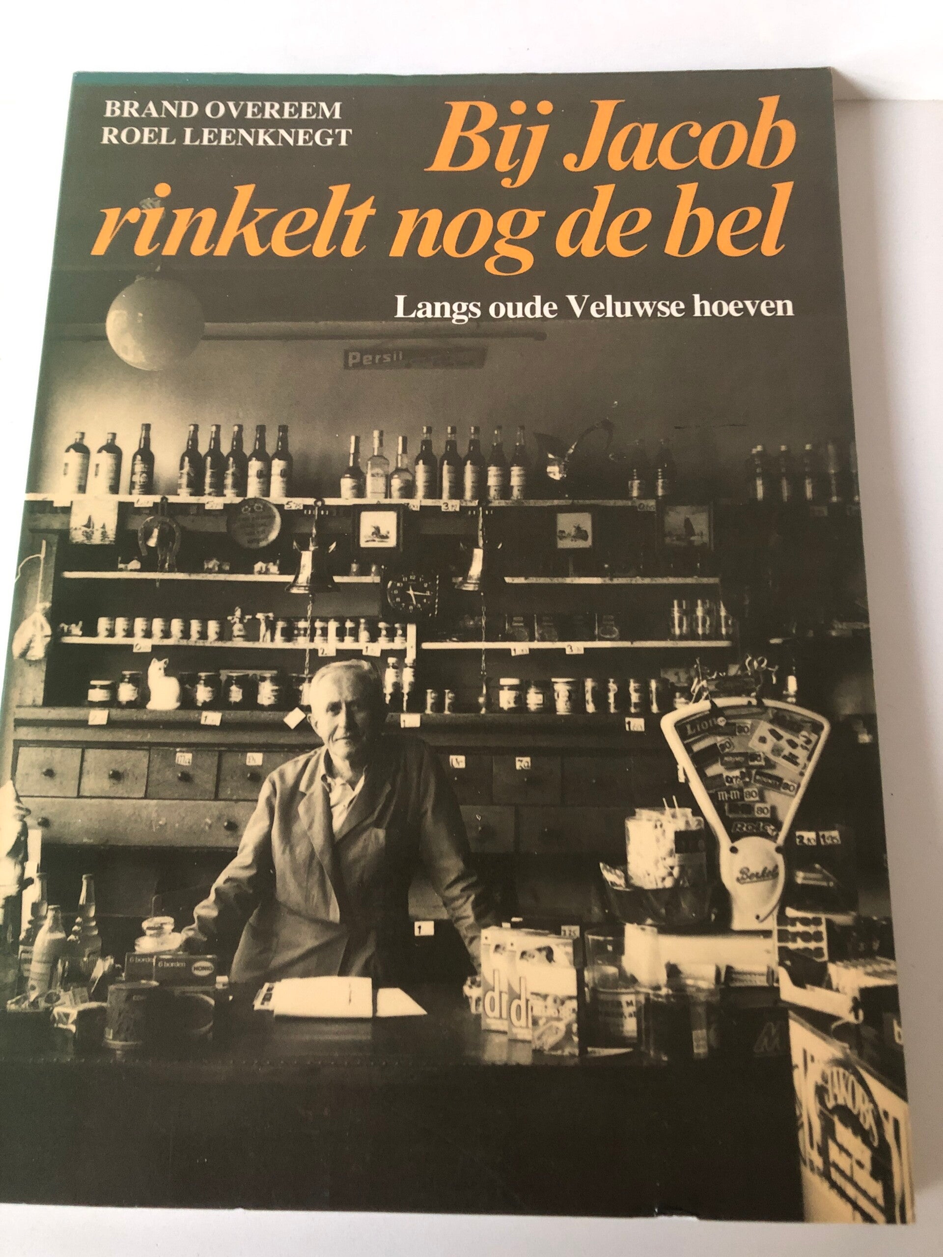 Bij Jacob rinkelt nodg de bel. Langs oude Veluwse hoeven. Schrijver: Brand Overeem Roel Leenknegt