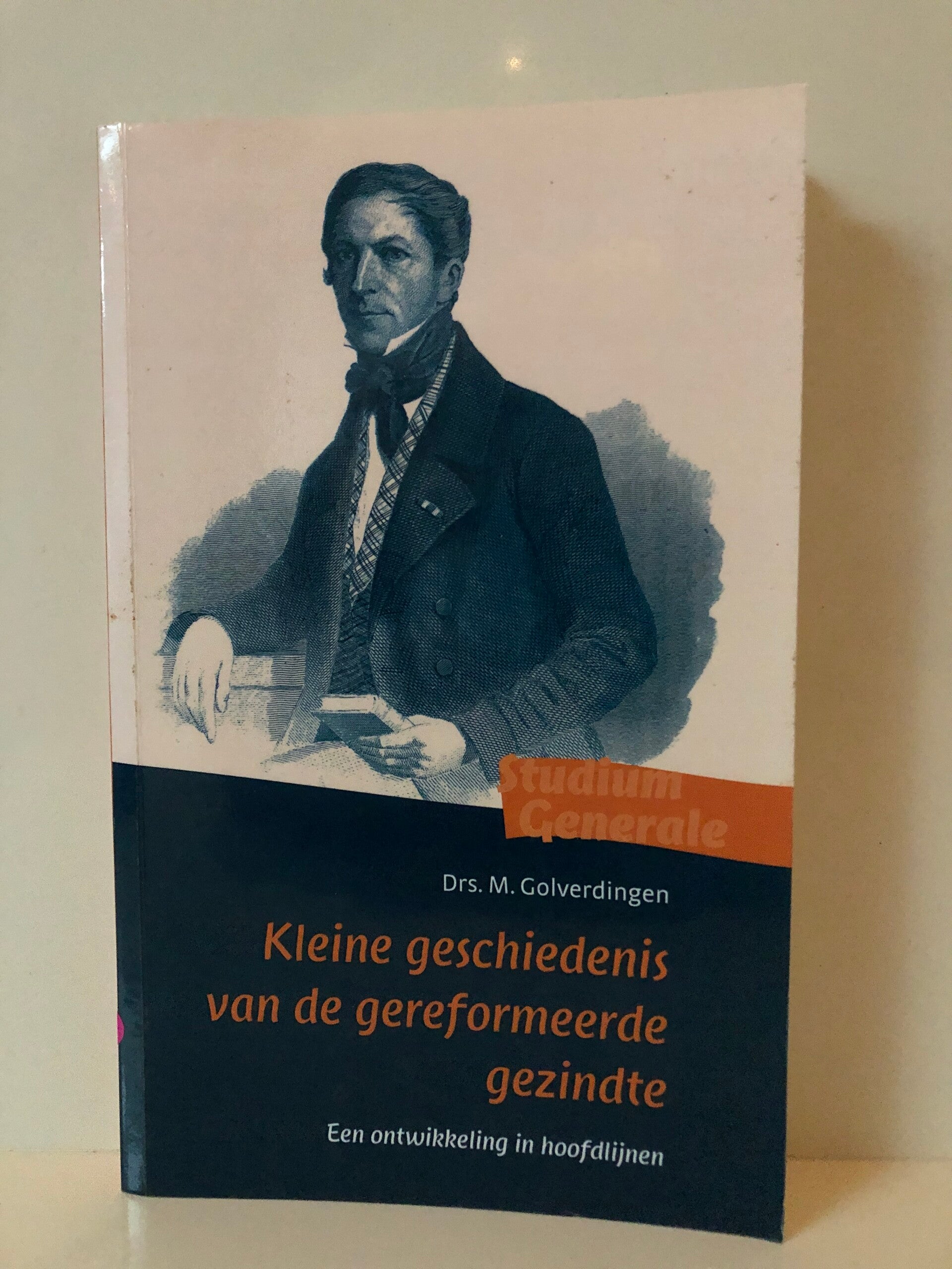 Kleine geschiedenis van de gereformeerde gezindte . Een ontwikkeling in hoofdlijnen. Schrijver: Drs Golverdingen