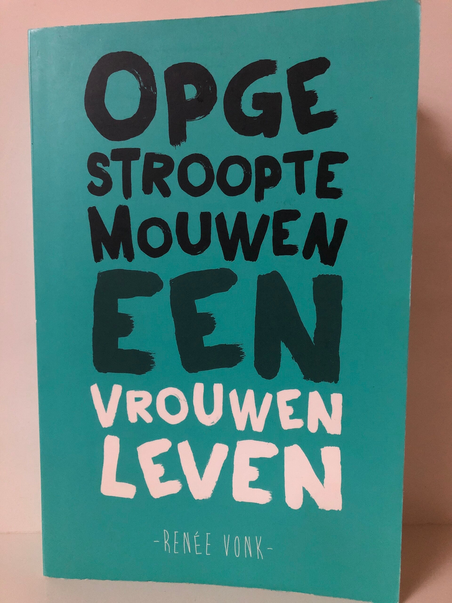 Opgestroopte mouwen een vrouwen leven. Schrijver: Renee Vonk