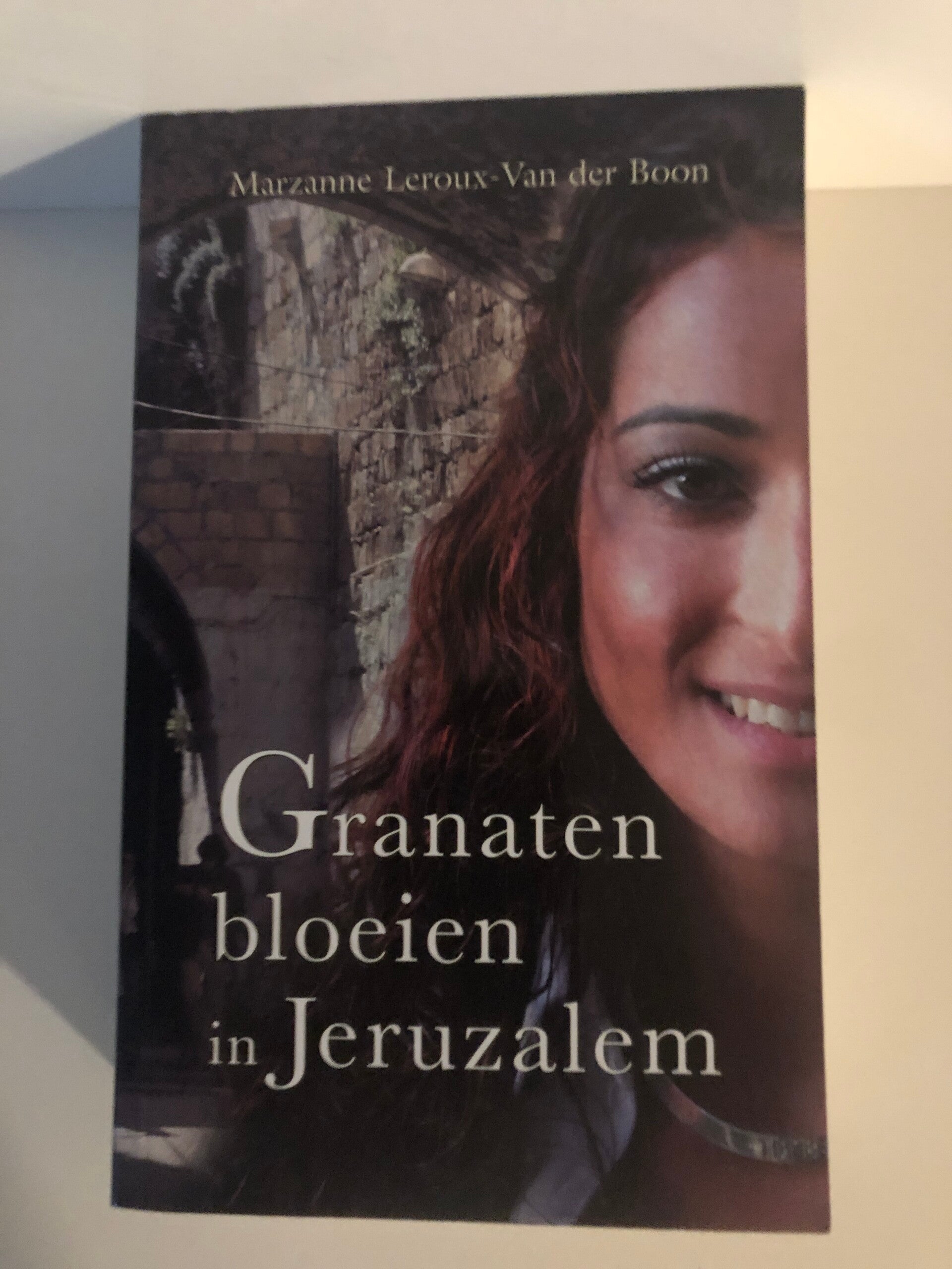 Granaten in Jeruzalem. Schrijver: Marzanne Leroux-van der Boon