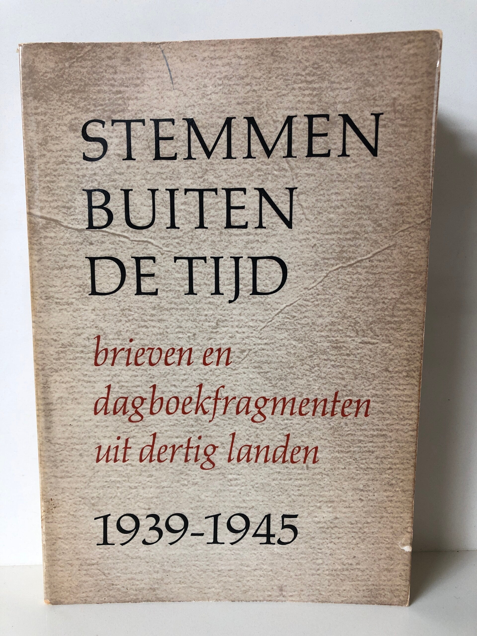 Stemmen buiten de tijd. brieven en dagboekfragmenten uit dertig landen. 1939-1945. Samengesteld door Hans Walter Bahr