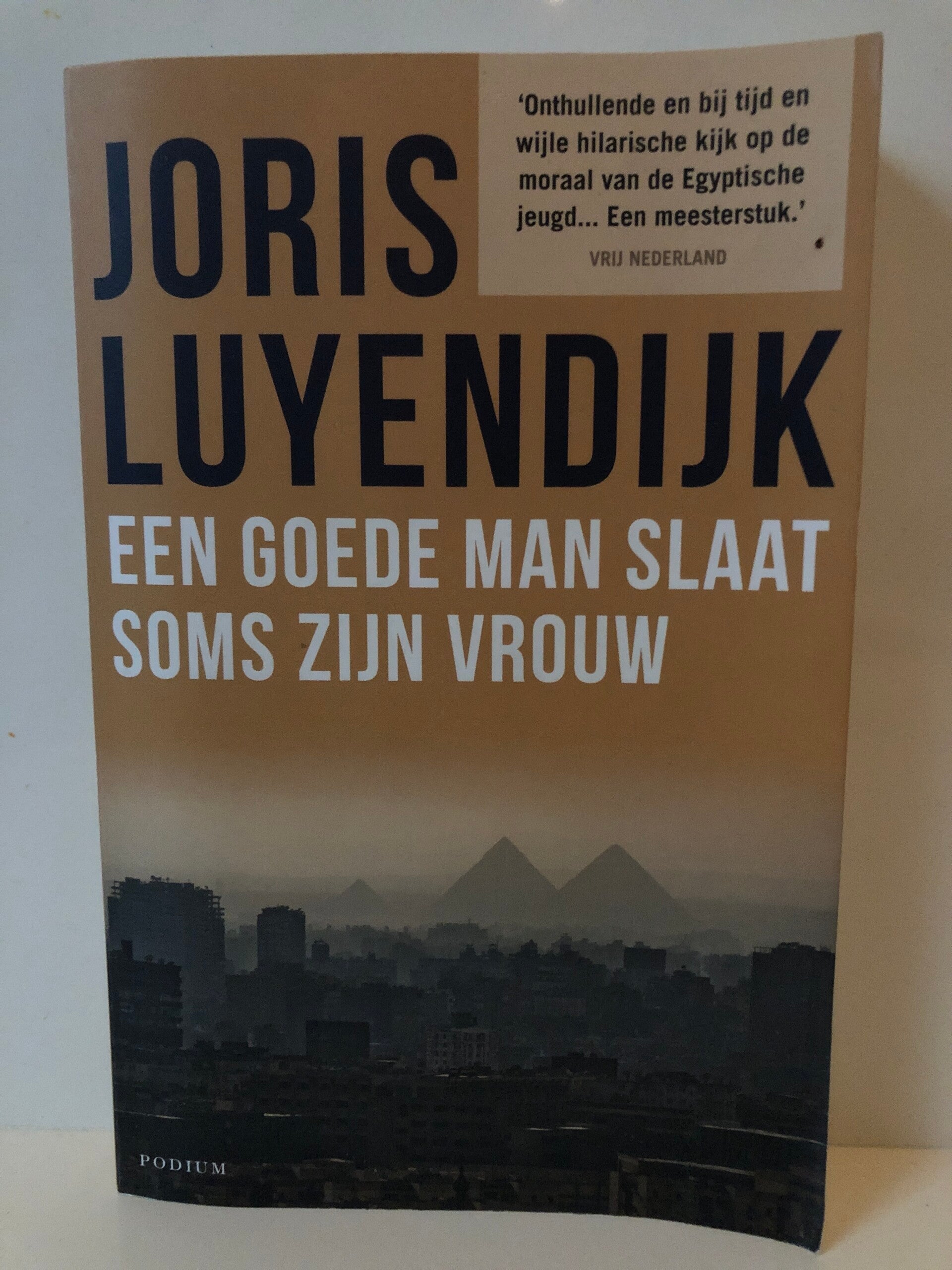 Een goede man slat soms zijn vrouw. Onthullende en bij tijd en wijle hilarische kijk op de Egyptische jeugd.. Schrijver: Joris Luyendijk